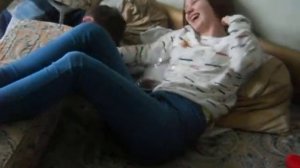 Девушка шалунья соблазняет парня под «Вороваек»