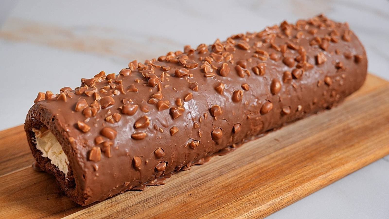 ВАС БУДУТ НОСИТЬ НА РУКАХ! Божественно вкусный шоколадный рулет Сникерс смотреть онлайн