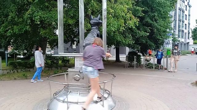 Аня и Карусель памятник кошкам Зеленоградск. смотреть онлайн