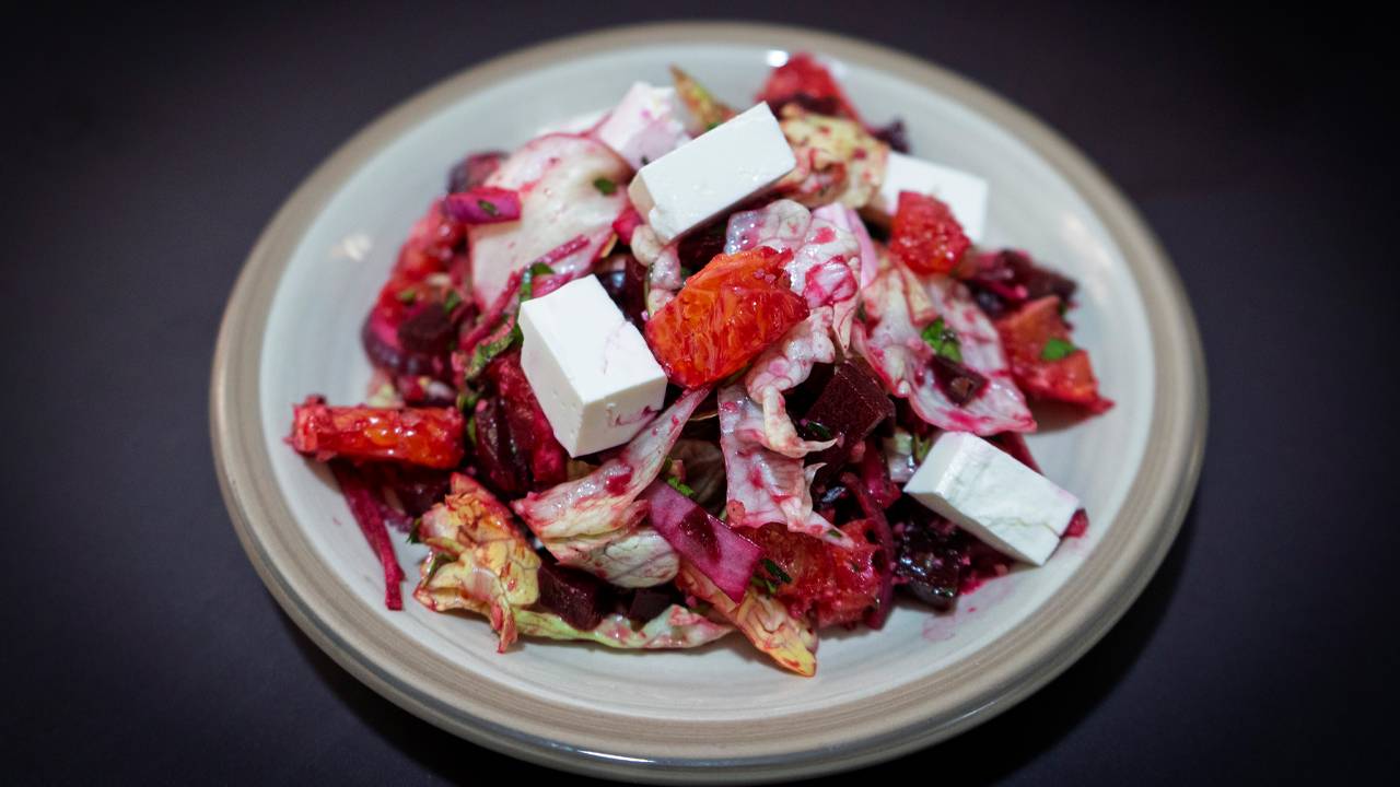 Салат со свеклой, сыром фета, орехами и апельсином смотреть онлайн