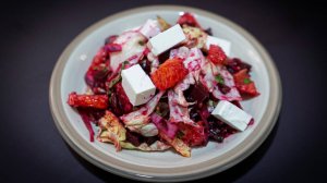 Салат со свеклой, сыром фета, орехами и апельсином