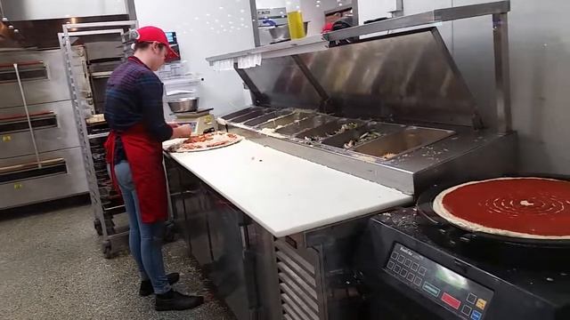 Полуавтоматическое изготовление пиццы в США. Магазин Costco. смотреть онлайн