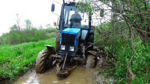 Трактор МТЗ 82.1 спасает УАЗ.Трактор в грязи.