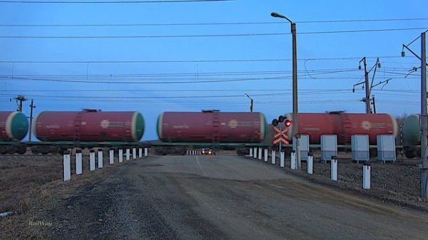 Railway. Electric locomotive & freight train. Khalkidon/ Ж/д переезд. Электровоз с грузовым поездом