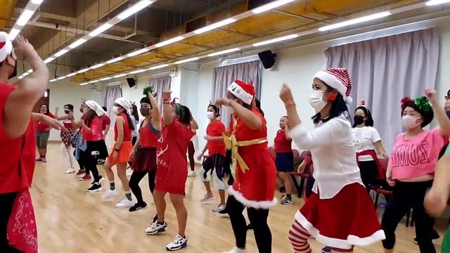 Zumba Class Christmas Party смотреть онлайн