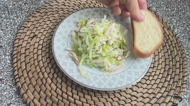 Вкусненький салатик из пекинской капусты. Подойдёт для лёгкого ужина или перекуса