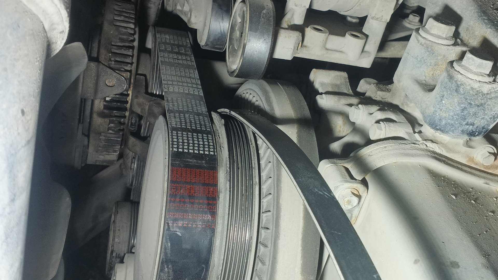 Замена ремня муфты вентилятора на автомобиле SHACMAN X3000 с двигателем WP12 смотреть онлайн