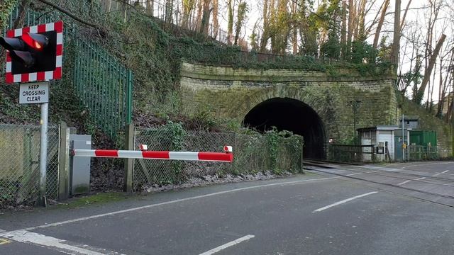(2 Trains) Greenland Mill Level Crossing - Bradford-on-Avon, Wiltshire смотреть онлайн