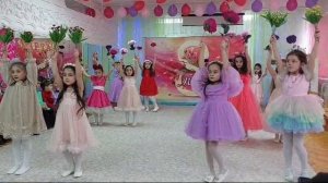 8 МАРТА -танец с цветами(подготовительная группа)