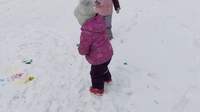 Рисуем цветной водой на снегу ❄️❄️❄️