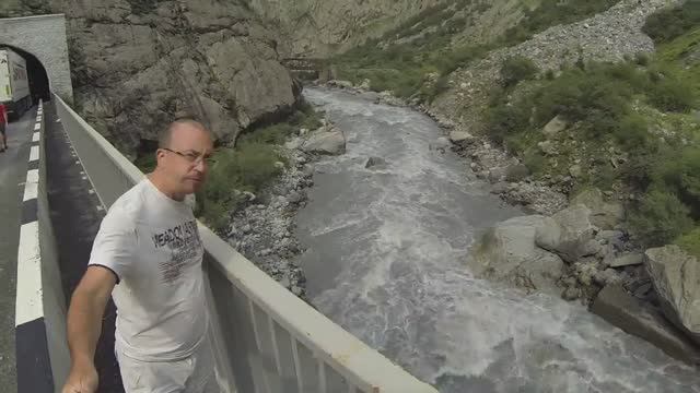 Горная бурная река Терек на границе России и Грузии ~ вид с моста на военно-грузинской дороге смотреть онлайн