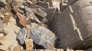 Строительство, дробление щебёнки