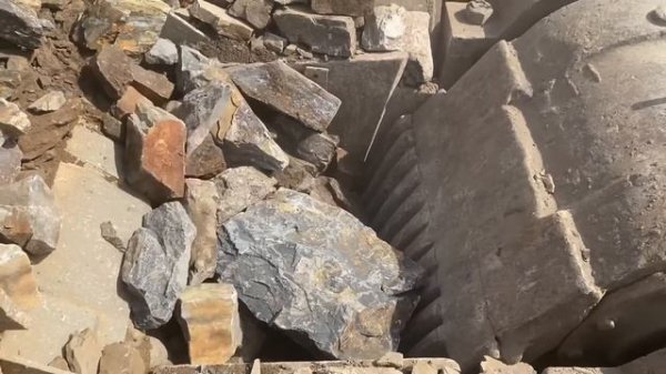 Строительство, дробление щебёнки