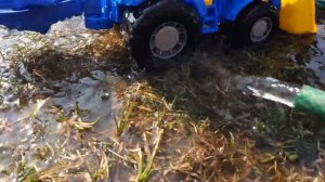 Синий Трактор работает на Ферме. Видео про трактор для детей