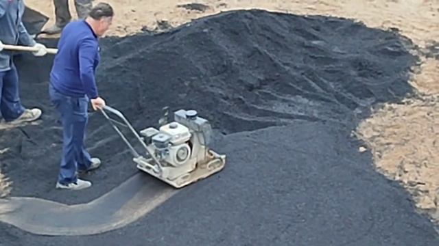 Укладка 20т.асфальта в ручную. смотреть онлайн
