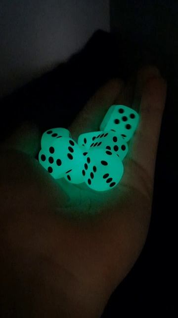 игральные кубики, светящиеся в темноте смотреть онлайн