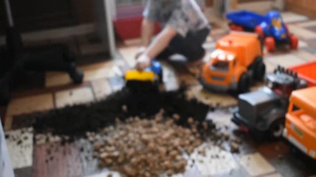 Дети играют в строительную технику Children Play Construction Equipment