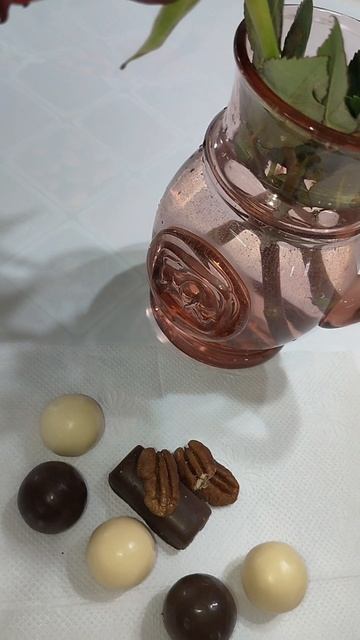 Цветы и конфеты россыпью. Натюрморт.