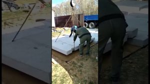 заезд из дорожных плит с парковкой