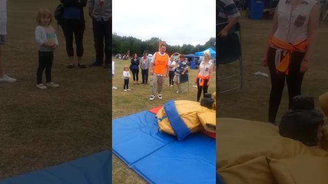 Best Sumo fight EVER - verry funny смотреть онлайн