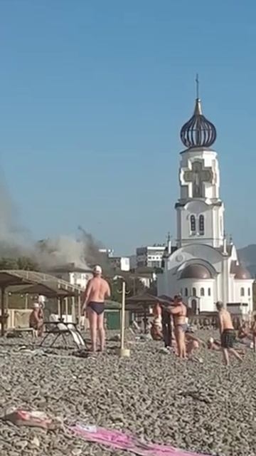 Прямо сейчас пожарные тушат многоквартирный жилой дом в Новороссийске смотреть онлайн