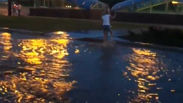 Прорвало трубу возле метро Вырлица. смотреть онлайн