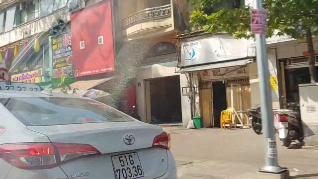 Driving around Saigon Vietnam in a Grab car смотреть онлайн