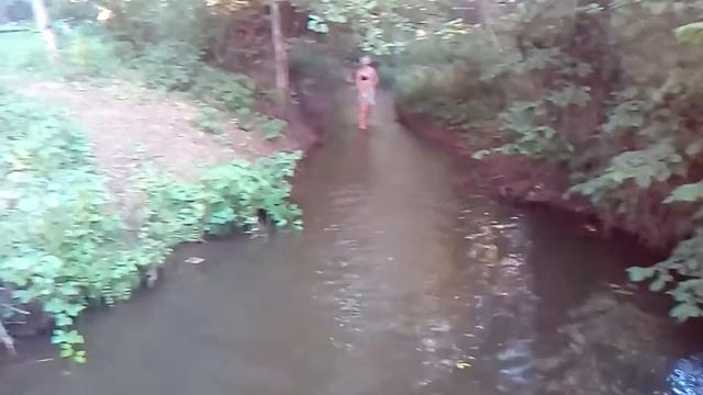 Спор , в итоги которого девочка должна скупаться в холодной воде.💦 смотреть онлайн