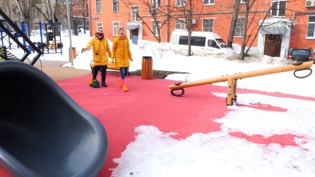 Кафе на дереве – У машинок Мокас перегрелись моторы! Играем с Машей Капуки и игрушками в кафе смотреть онлайн