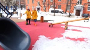 Кафе на дереве – У машинок Мокас перегрелись моторы! Играем с Машей Капуки и игрушками в кафе