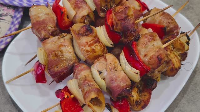 Шашлык из курицы в духовке / Шашлык из курицы на шпажках + рецепт маринада для шашлыка из курицы смотреть онлайн