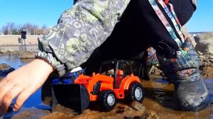 Синий трактор застрял в грязи. Трактора в грязи для детей. MirSash