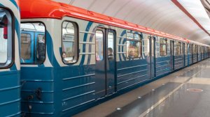 Прибытие и отправление вагона 81-714.5М №0985 со старыми поручнями на станции Зябликово