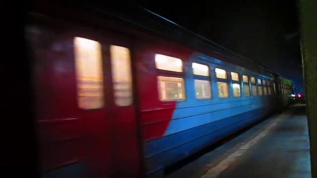 Электровоз ЭП10 с поездом№60 София-Москва, ЭР2Т-7160 уходит в парк, станция Нара 27.11.2014 смотреть онлайн