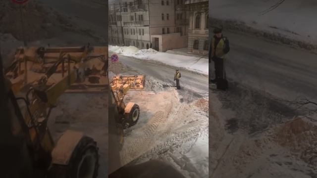 У погрузчика прокручивается колесо / the wheel is spinning on the loader