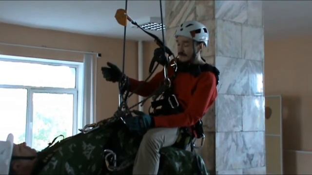 Спасательные работы из положения пострадавший на спусковом устройстве смотреть онлайн
