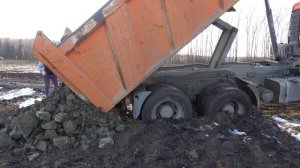 КАМАЗ со скалой застрял в грязи. Экскаватор погрузчик  JCB 3CX достает КАМАЗ #jcbvideo