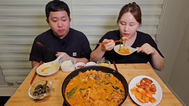 쫄깃쫄깃 곱창전골에 순대 고명까지! 뜨끈한 곱창전골 먹방 ! MUKBANG EATING SHOW смотреть онлайн