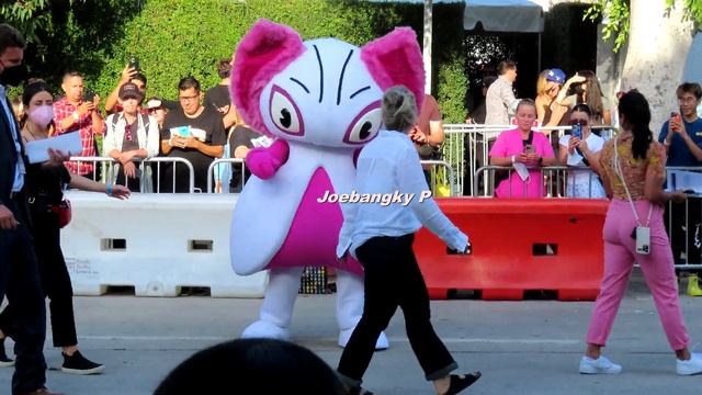 Athmosphere (not a pokemon) the mascott at the premiere of Bullet Train смотреть онлайн