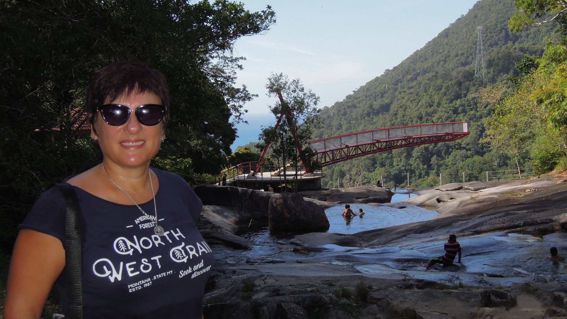 ВОДОПАД СЕМЬ КОЛОДЦЕВ ЛАНГКАВИ, МАЛАЙЗИЯ смотреть онлайн