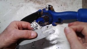 Доработка смазки цепи аккумуляторной пилы.