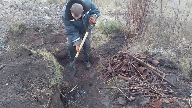 РАСКОПАЛ ЯМУ А ТАМ 190 КГ СОВЕТСКОГО МЕТАЛЛА. КОП МЕТАЛЛОЛОМА. смотреть онлайн