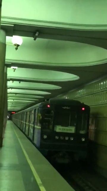 Отправка поезда метро тип номерной 81-715 в стиле (Олег Табаков) смотреть онлайн