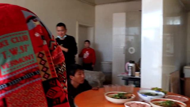 【会成一家】去三姑姥爷家串门，连吃带喝真热闹，一大家人团聚过年 смотреть онлайн