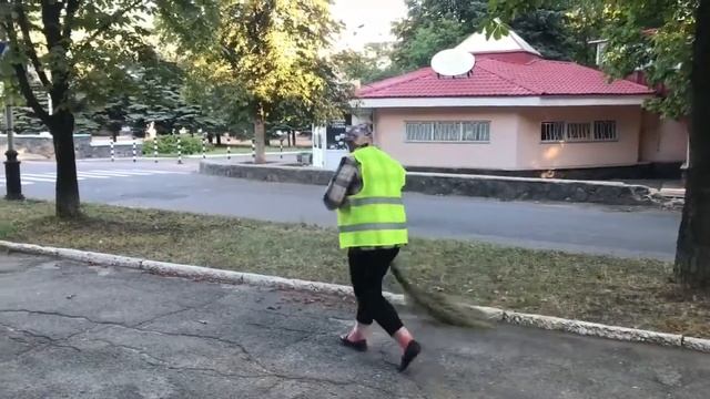 Раннее утро в Ясиноватой, уборка города