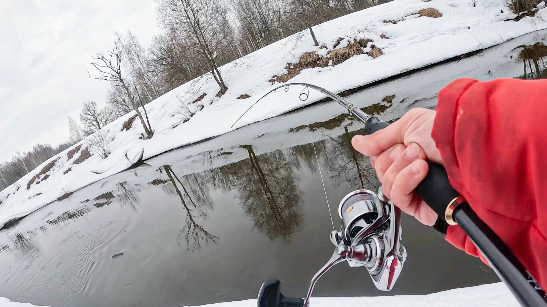 НАШЁЛ ЛЕЩА а ПОД НИМ СУДАКИ КЛЮЮТ! Рыбалка на малой реке, на спиннинг смотреть онлайн