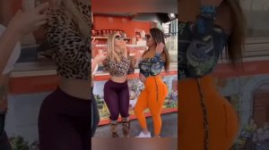 Девочки показывают свои формы 18+ #1