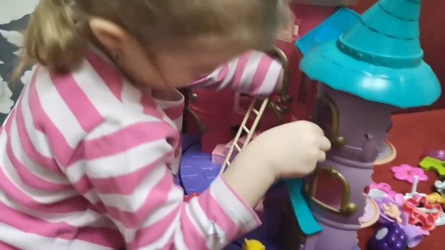 Тася и замок. Видео для детей. смотреть онлайн