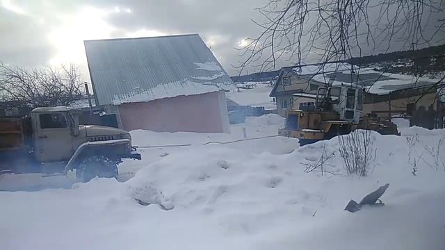 На Красноуфимских дорогах застревают даже тракторы смотреть онлайн