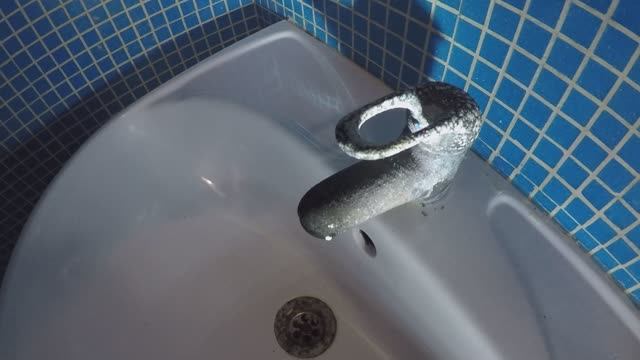 Как снять старый смеситель с раковины. смотреть онлайн